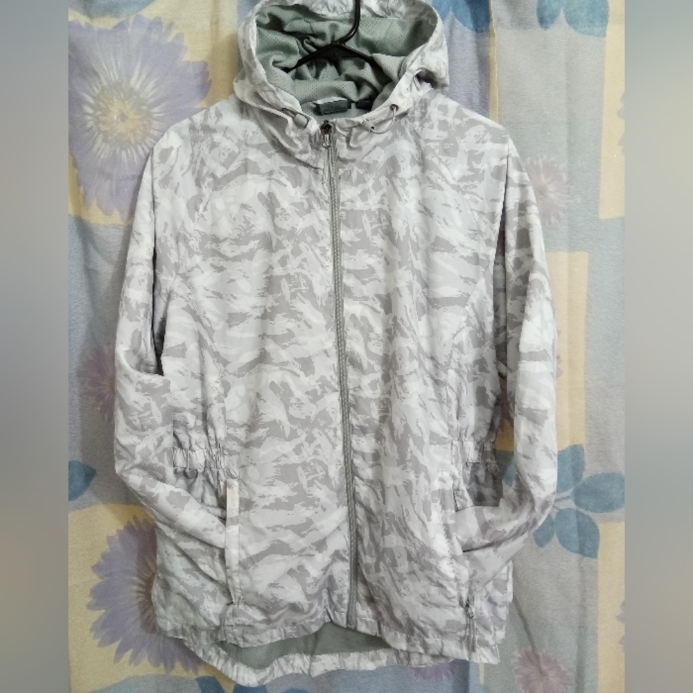 New Balance Women's windbreaker, Springtime Essential. Womens: X-Large